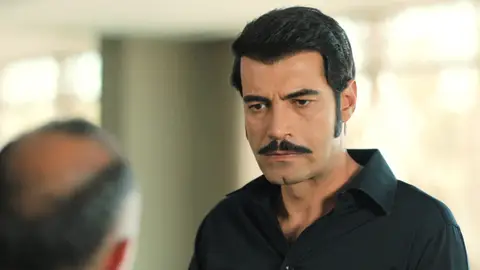 En el próximo capítulo de ‘Tierra Amarga’: Sevda acude a comisaría ante la ausencia de Demir, ¿lo confesará todo? En el próximo capítulo de ‘Tierra Amarga’: Sevda acude a comisaría ante la ausencia de Demir, ¿lo confesará todo?