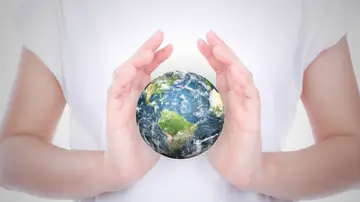 Una persona con una bola del mundo entre sus manos