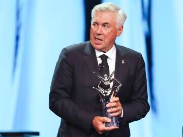 Carlo Ancelotti recoge el premio a mejor entrenador del año de la UEFA