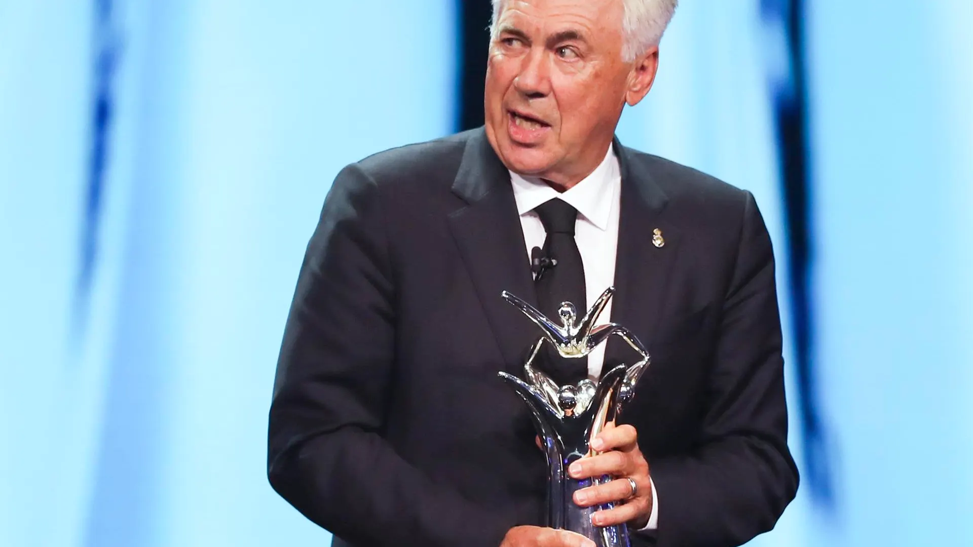 Carlo Ancelotti recoge el premio a mejor entrenador del año de la UEFA Carlo Ancelotti recoge el premio a mejor entrenador del año de la UEFA