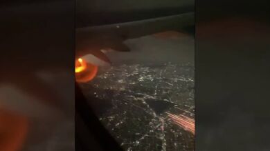 La aterradora imagen de la turbina de un avión ardiendo en pleno vuelo grabada por una pasajera