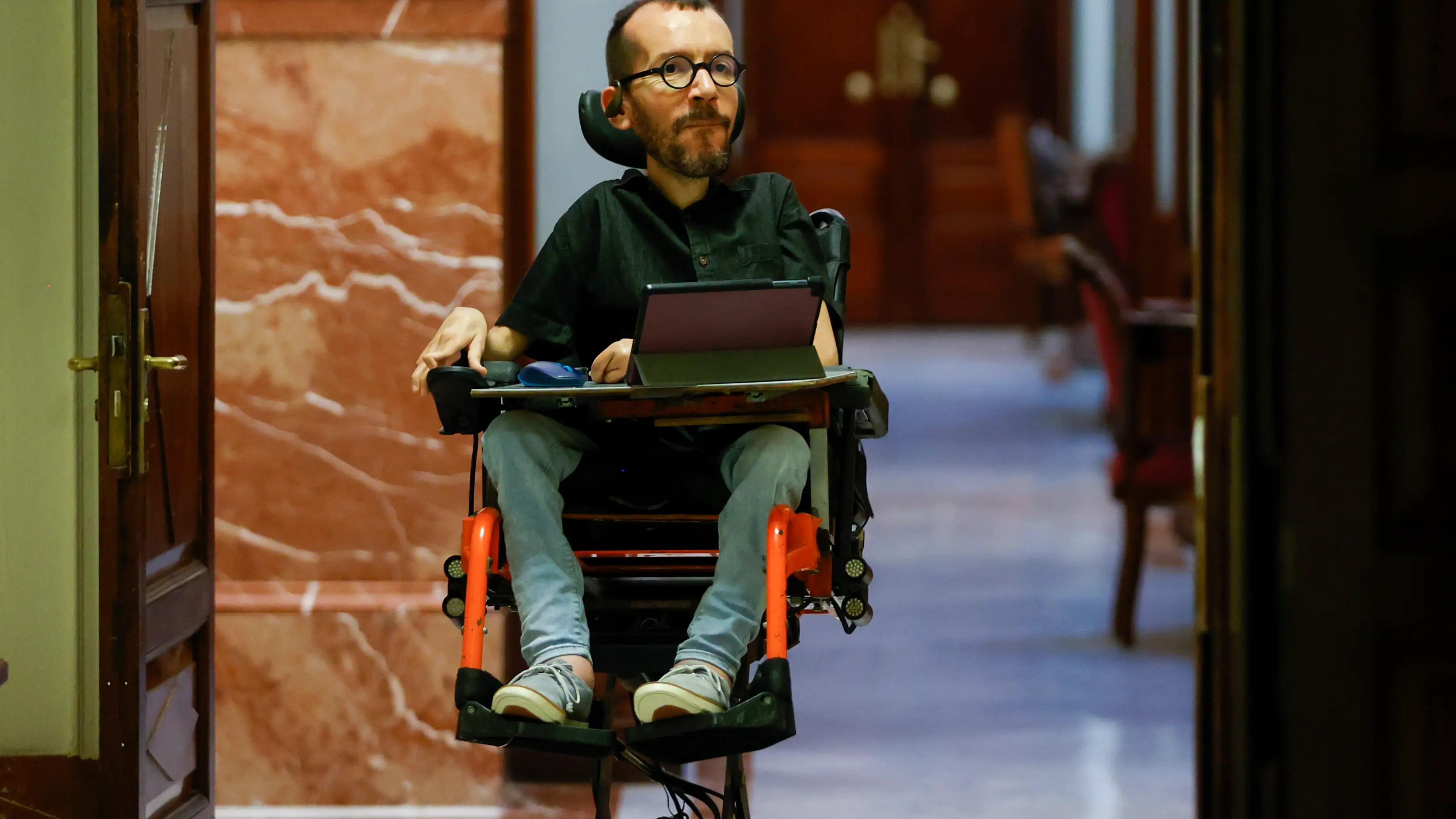 El portavoz parlamentario de Unidas Podemos, Pablo Echenique, llegando a una sesi&oacute;n extraordinaria en el Congreso de los Diputados