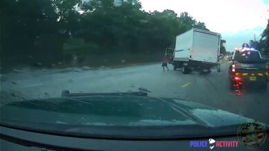Un hombre roba un camión en Florida, se da a la fuga con la Policía detrás y es arrestado tras tirarse en marcha