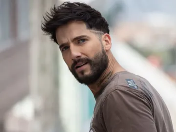 El actor Carlos Torres como Charly Flow El actor Carlos Torres como Charly Flow