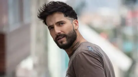 El actor Carlos Torres como Charly Flow El actor Carlos Torres como Charly Flow