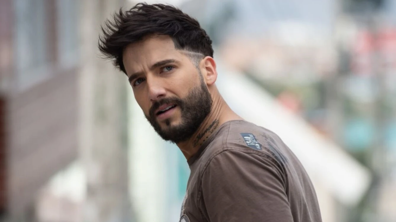 El actor Carlos Torres como Charly Flow El actor Carlos Torres como Charly Flow