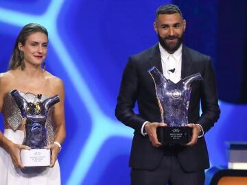Karim Benzema y Alexia Putellas posan con el premio de la UEFA