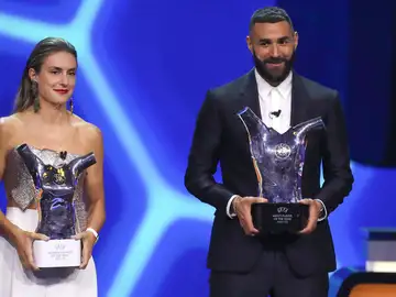Karim Benzema y Alexia Putellas posan con el premio de la UEFA Karim Benzema y Alexia Putellas posan con el premio de la UEFA