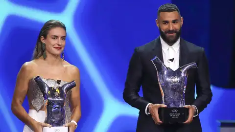 Karim Benzema y Alexia Putellas posan con el premio de la UEFA Karim Benzema y Alexia Putellas posan con el premio de la UEFA