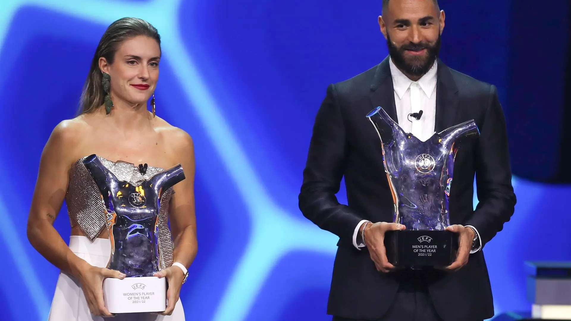 Karim Benzema y Alexia Putellas posan con el premio de la UEFA