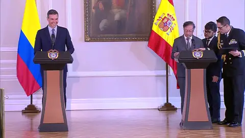 Pedro Sánchez sonríe tras ser llamado 'presidente de la República del Gobierno de España' Pedro Sánchez sonríe tras ser llamado 'presidente de la República del Gobierno de España'