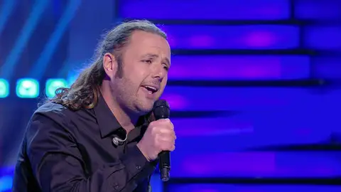 Al mago se le ve el truco: ¡saca gallos en vez de conejos de su chistera! Al mago se le ve el truco: ¡saca gallos en vez de conejos de su chistera!