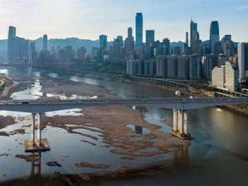 Cauce seco del río Jialing, uno de los afluentes del río Yangtze, en Chongqing