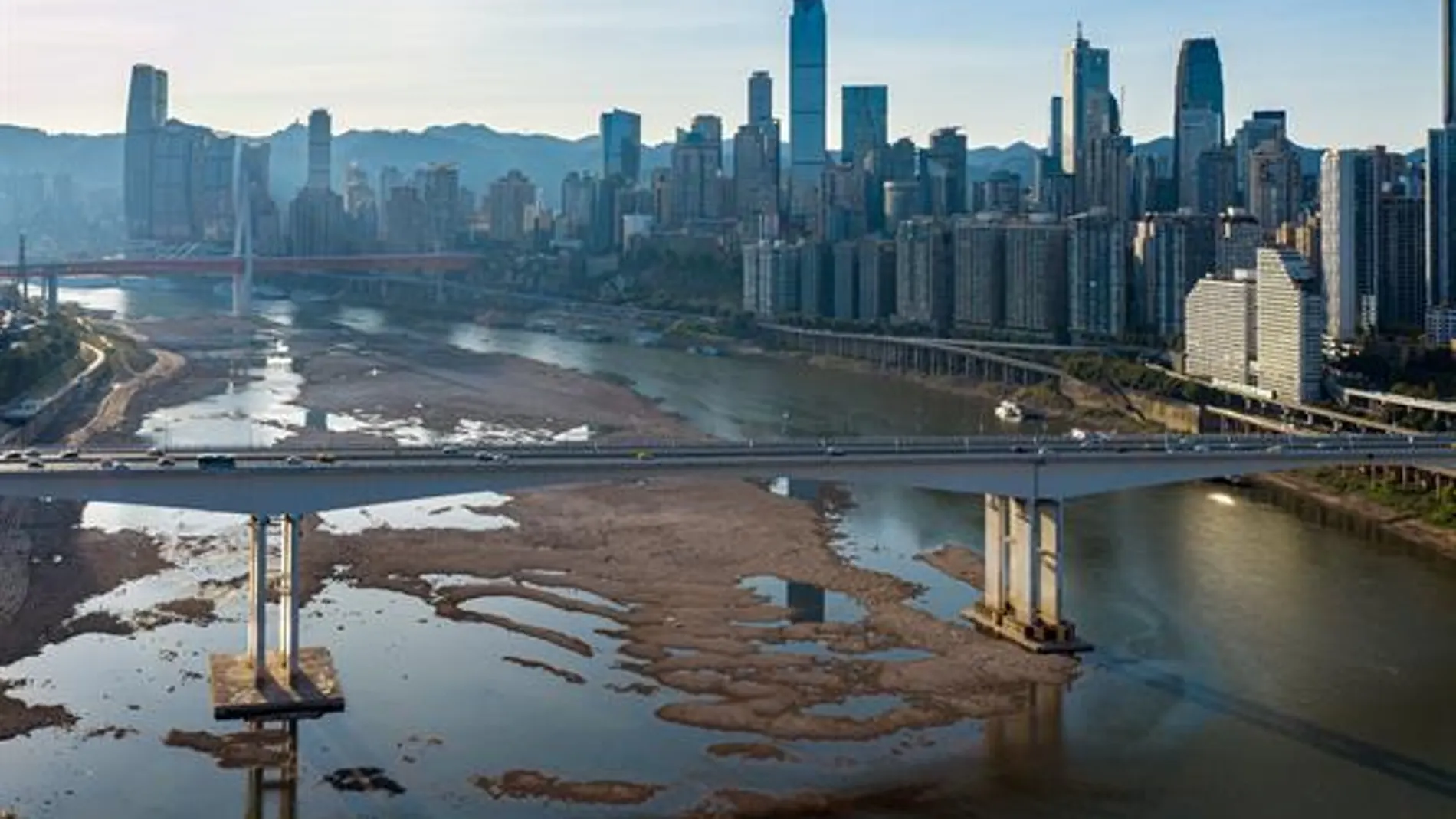 Cauce seco del río Jialing, uno de los afluentes del río Yangtze, en Chongqing