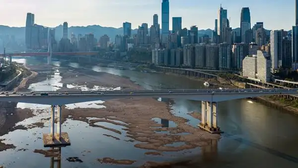 Cauce seco del río Jialing, uno de los afluentes del río Yangtze, en Chongqing Cauce seco del río Jialing, uno de los afluentes del río Yangtze, en Chongqing