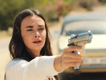 La rabia invade a Ümit y dispara contra Demir… ¡Pero él no recibe la bala! La rabia invade a Ümit y dispara contra Demir… ¡Pero él no recibe la bala!