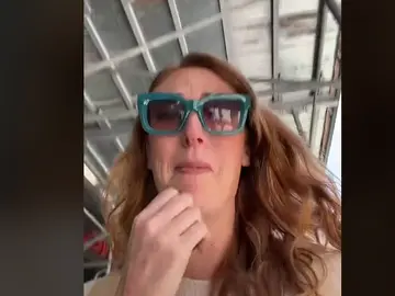 Una joven llorando en Tiktok tras ser despedida Una joven llorando en Tiktok tras ser despedida