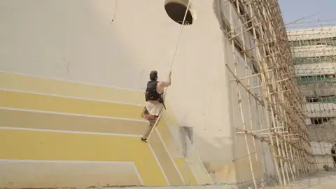 Jason Paul hace parkour para visibilizar a los 'dabbawalas' Jason Paul hace parkour para visibilizar a los 'dabbawalas'