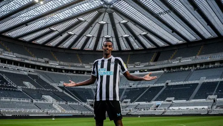 Isak ya posa con la camiseta del Newcastle