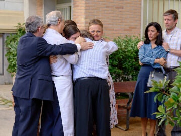 Catalina apuesta por su sueño y se despide entre lágrimas y abrazos de la Plaza de los Frutos