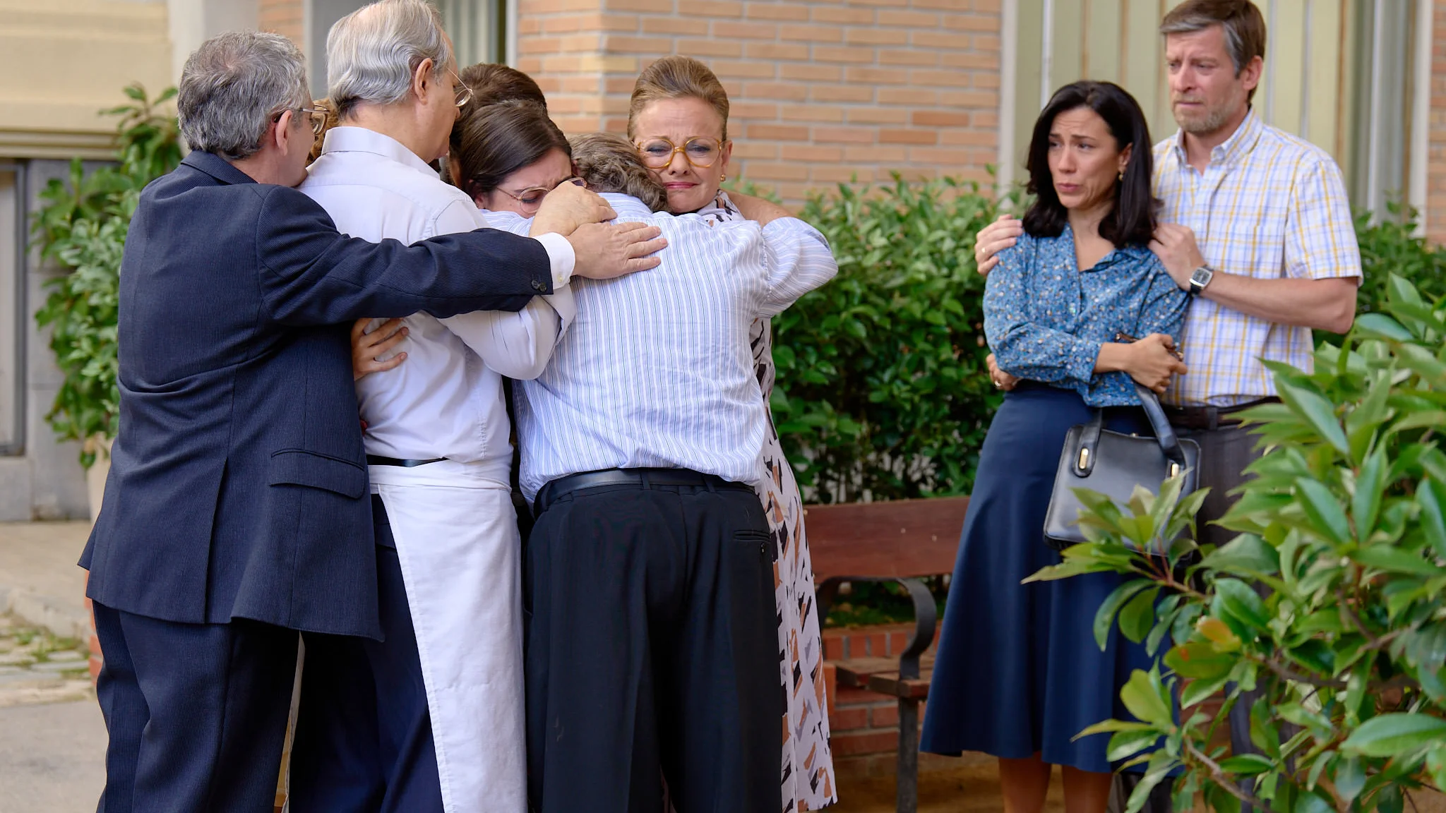 Catalina apuesta por su sueño y se despide entre lágrimas y abrazos de la Plaza de los Frutos