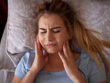 Mujer joven aquejada de dolor mandibular al despertarse