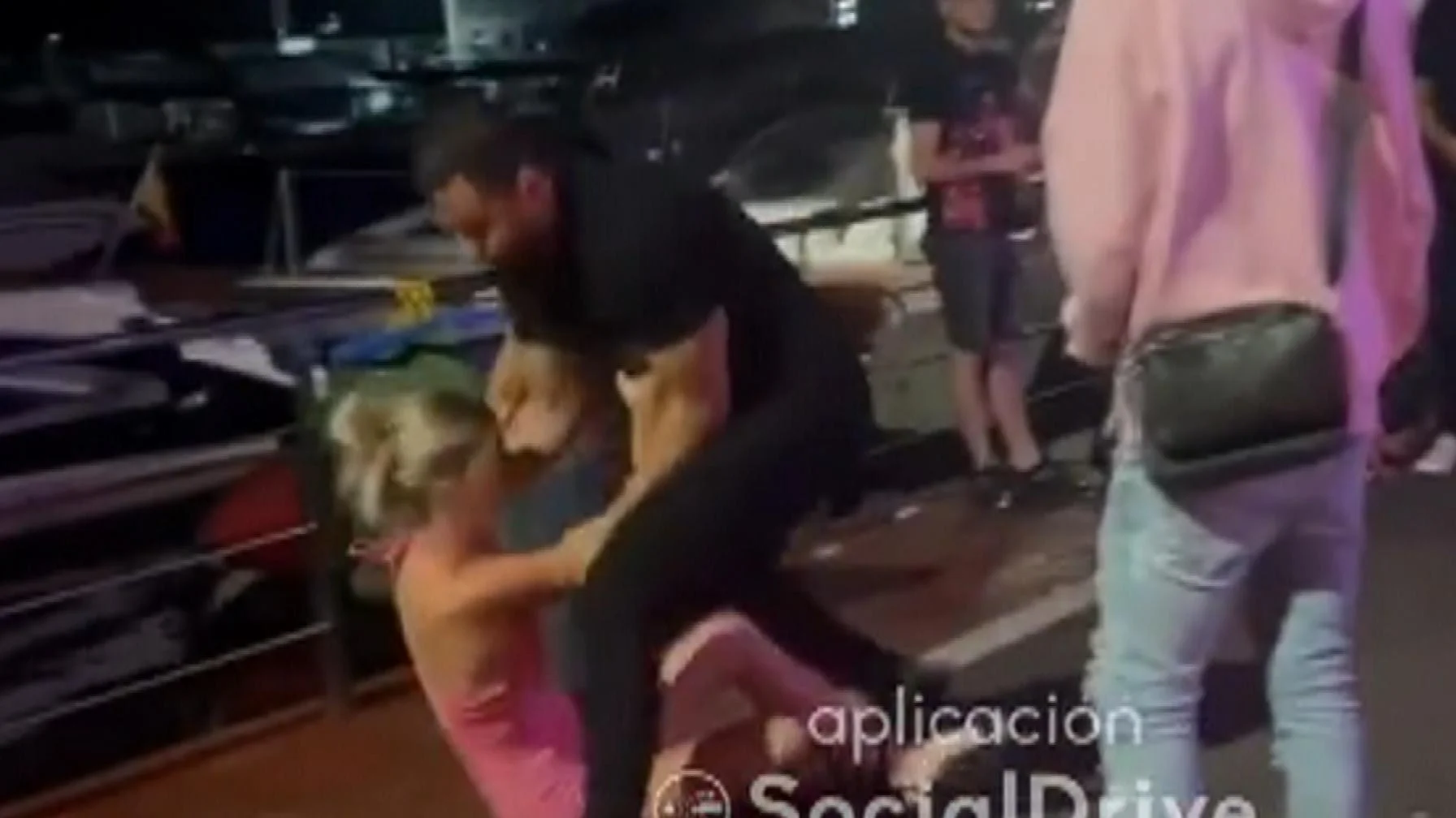 Varios porteros agreden a cuatro chicas Varios porteros agreden a cuatro chicas