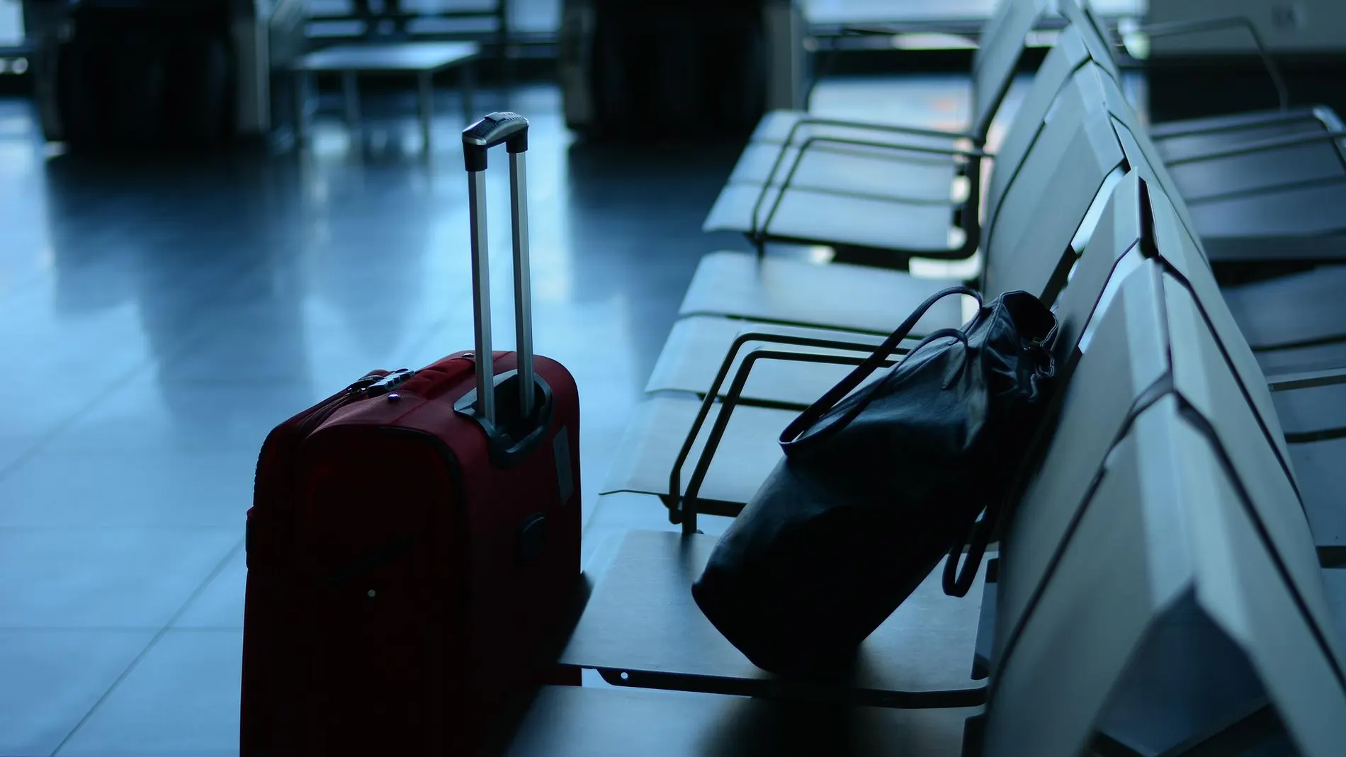 Una maleta en el aeropuerto 