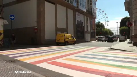 Un paso de cebra con los colores del arcoíris para dar visibilidad al colectivo LGTBI desata la polémica, ¿es legal? Un paso de cebra con los colores del arcoíris para dar visibilidad al colectivo LGTBI desata la polémica, ¿es legal?