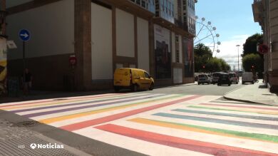Un paso de cebra con los colores del arcoíris para dar visibilidad al colectivo LGTBI desata la polémica, ¿es legal?