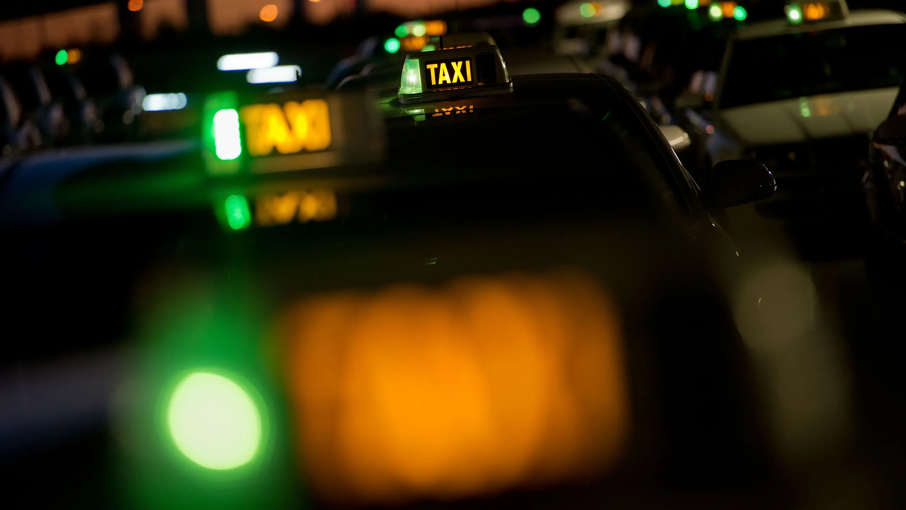 Varios taxis aparcados Varios taxis aparcados