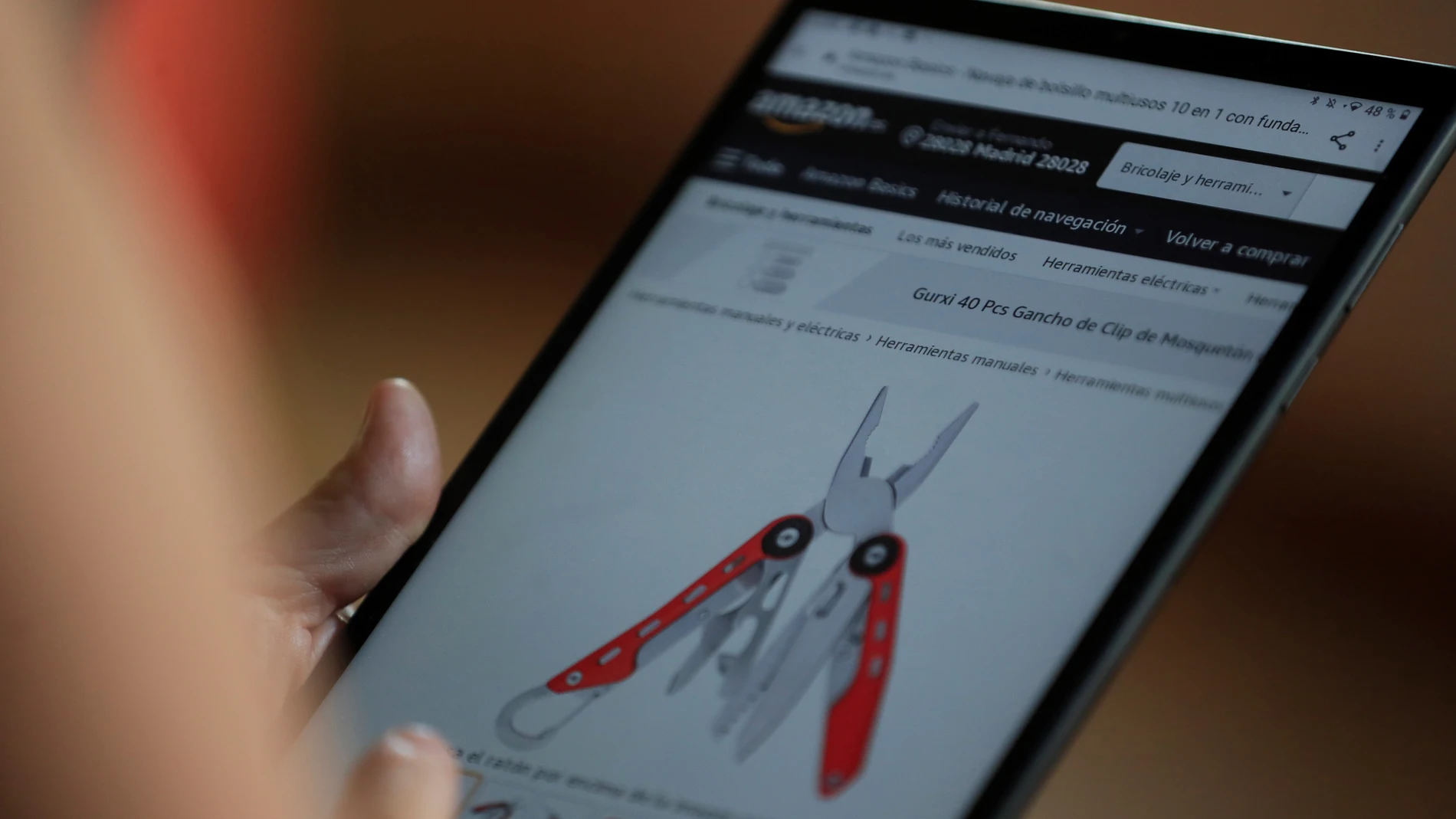Una persona utilizando su tableta digital para hacer compras a través de una compañía de comercio electrónico