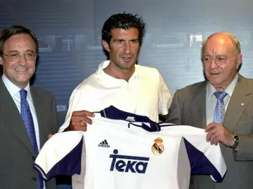 Figo, junto a Florentino Pérez y Di Stéfano en su presentación con el Madrid Figo, junto a Florentino Pérez y Di Stéfano en su presentación con el Madrid
