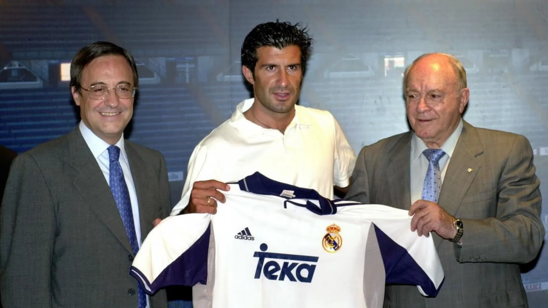 Figo, junto a Florentino Pérez y Di Stéfano en su presentación con el Madrid