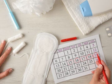 Persona anotando en el calendario el ciclo menstrual