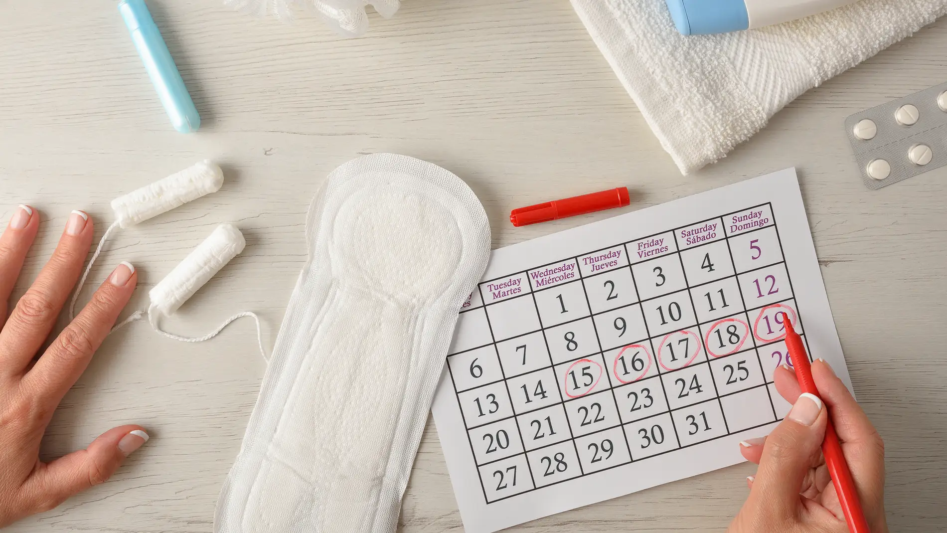 Persona anotando en el calendario el ciclo menstrual