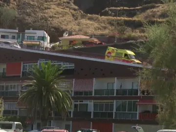 Carretera encima de los tejados de las casas Carretera encima de los tejados de las casas