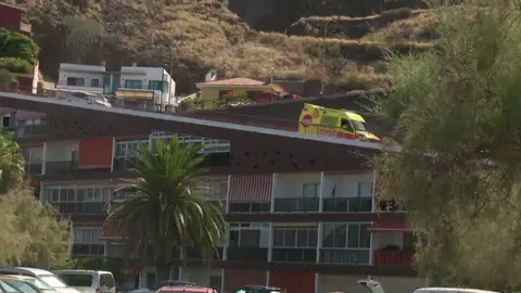 Carretera encima de los tejados de las casas Carretera encima de los tejados de las casas