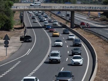 Coches circulan en una autovía