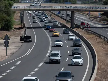 Coches circulan en una autovía Coches circulan en una autovía