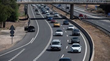 Coches circulan en una autovía