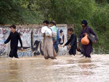 Algunos de los pakistaníes afectados por las inundaciones