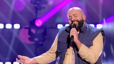 El secreto del micrófono del corresponsal: ¡su voz se convierte en noticia con ‘Stand by me’!