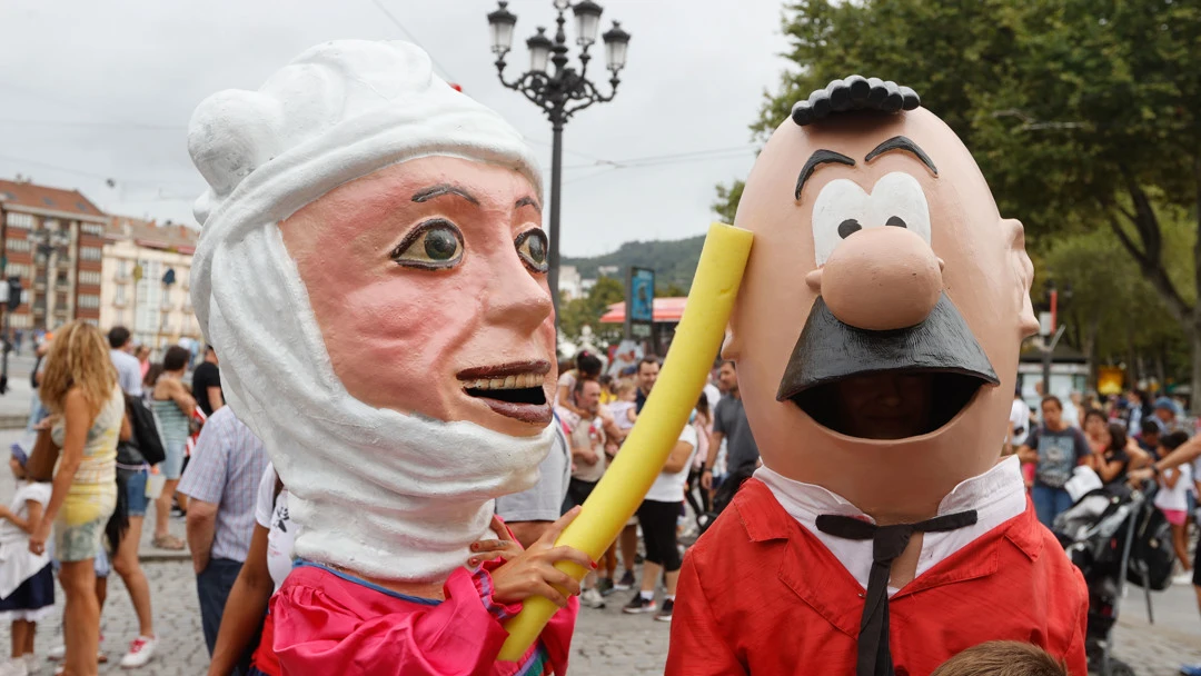 La cabezuda "La dama de Bizkaia" "golpea" al personaje Don Celes
