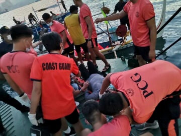 85 rescatados y 2 desaparecidos tras el incendio de un barco en Filipinas
