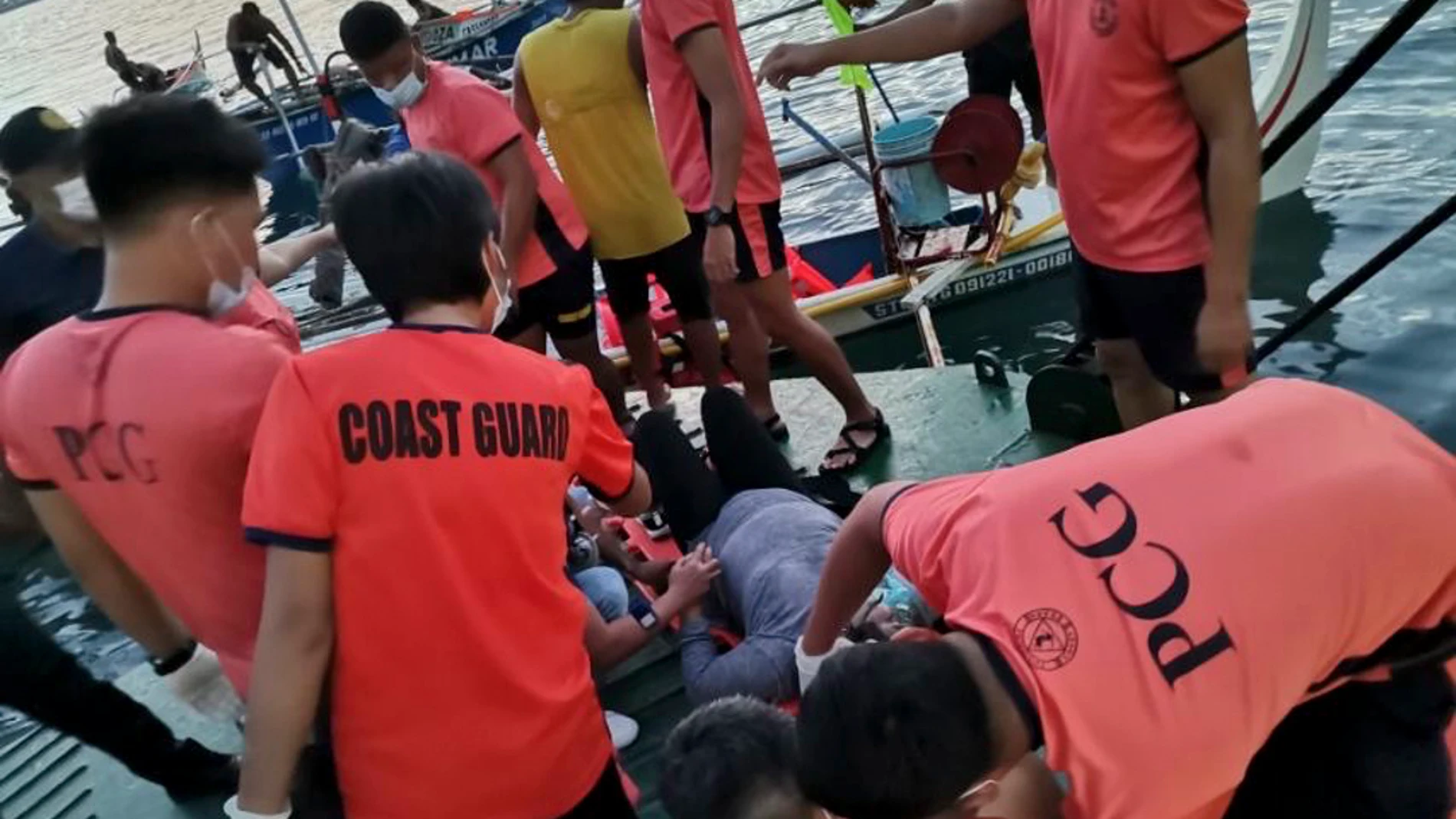 85 rescatados y 2 desaparecidos tras el incendio de un barco en Filipinas