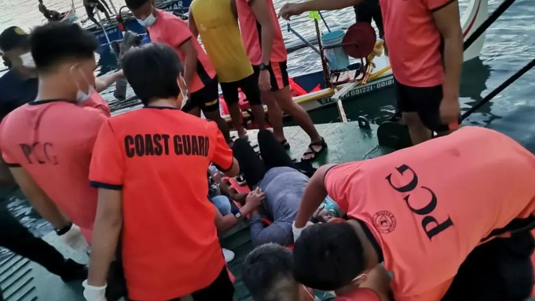 85 rescatados y 2 desaparecidos tras el incendio de un barco en Filipinas 85 rescatados y 2 desaparecidos tras el incendio de un barco en Filipinas