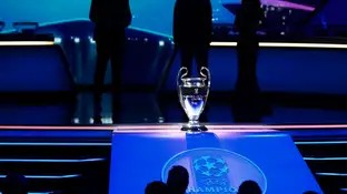 El trofeo de la Champions League en el sorteo de la fase de grupos El trofeo de la Champions League en el sorteo de la fase de grupos