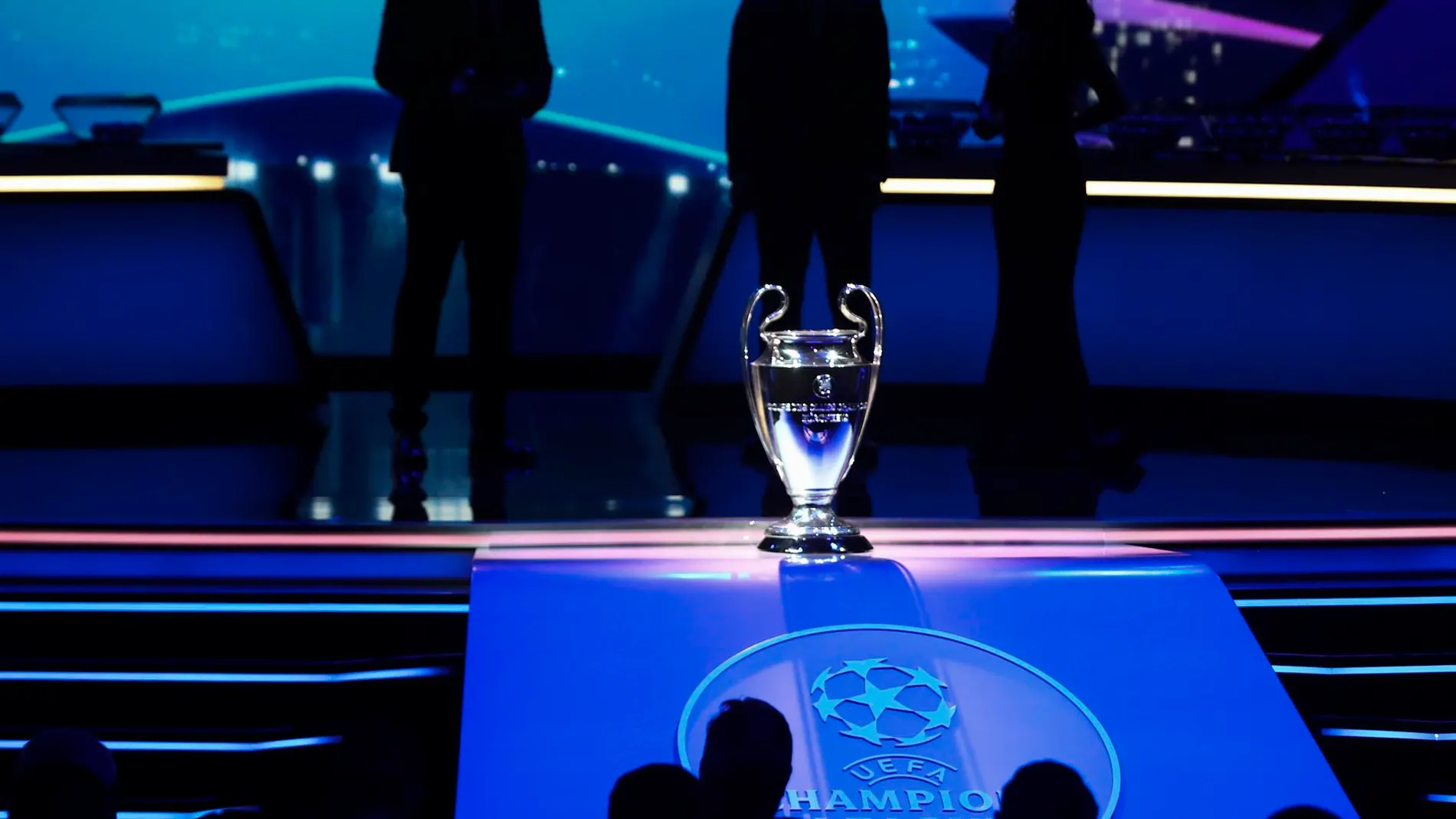El trofeo de la Champions League en el sorteo de la fase de grupos