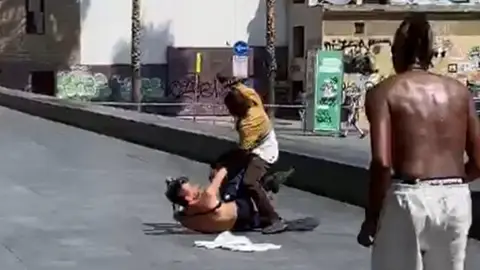 Impactante agresión entre dos hombres en el centro de Barcelona Impactante agresión entre dos hombres en el centro de Barcelona